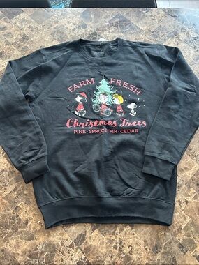NWT 🆕 Peanuts Women’s Farm Fresh Christmas Trees Crewneck Oversized Sweater sz M